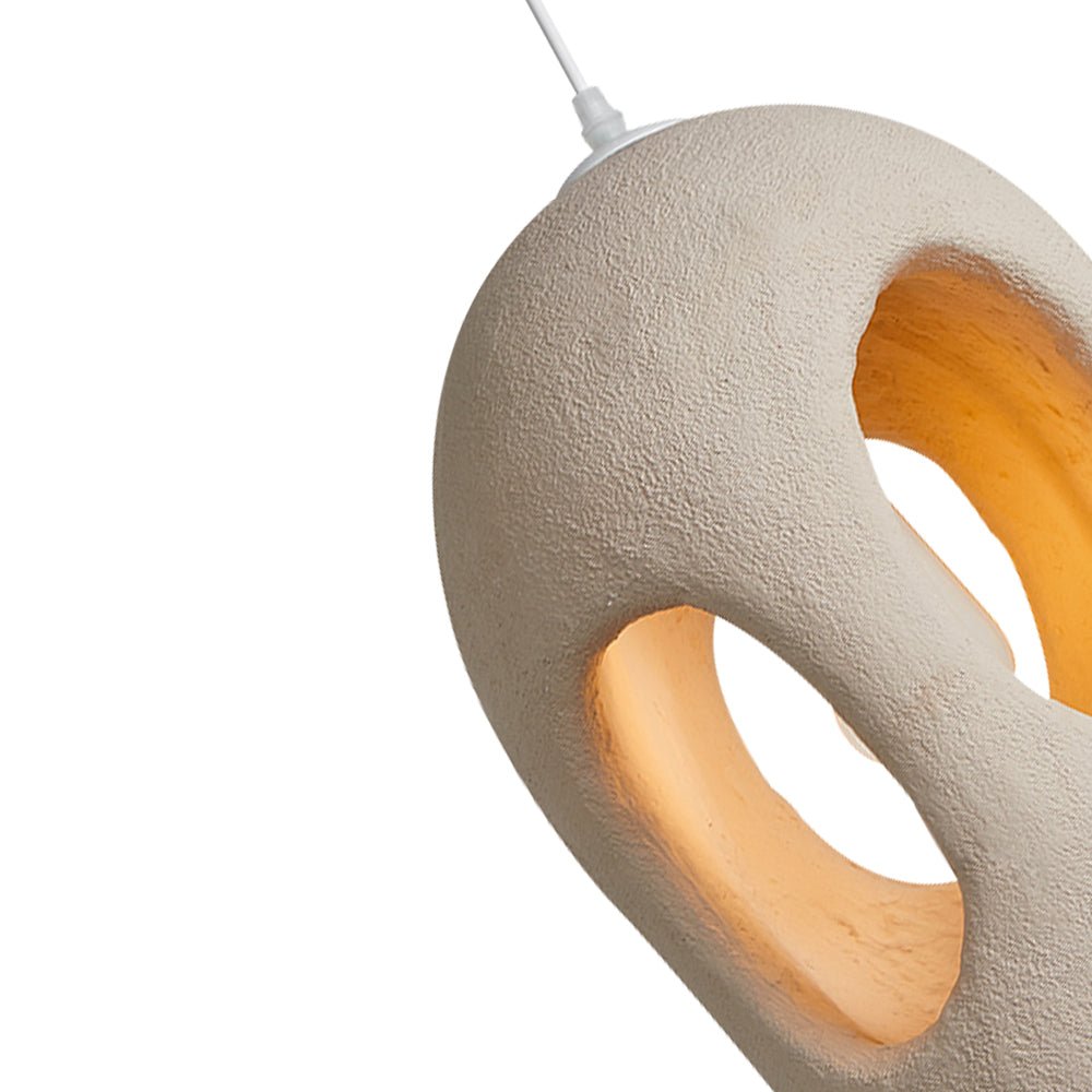 Primer plano de la forma orgánica del colgante Wabi Sabi. Lámpara de techo artesanal, poliestireno beige japonés.