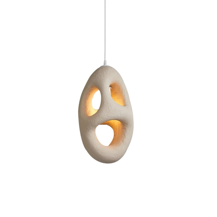 Detalle arquitectónico: Colgante Wabi Sabi japonés, diseño cueva, poliestireno beige artesanal para iluminación sutil.