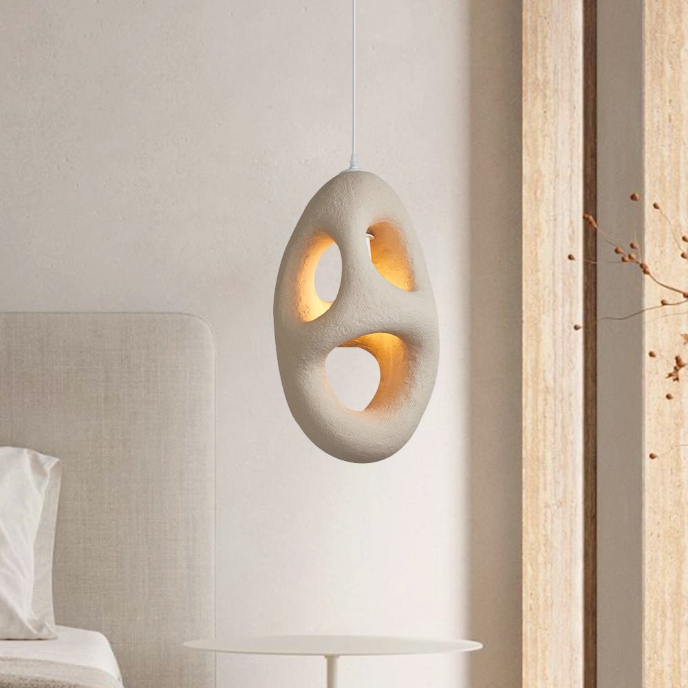 Lámpara colgante artesanal estilo Wabi Sabi. Poliestireno beige, diseño orgánico de cueva, toque japonés único.