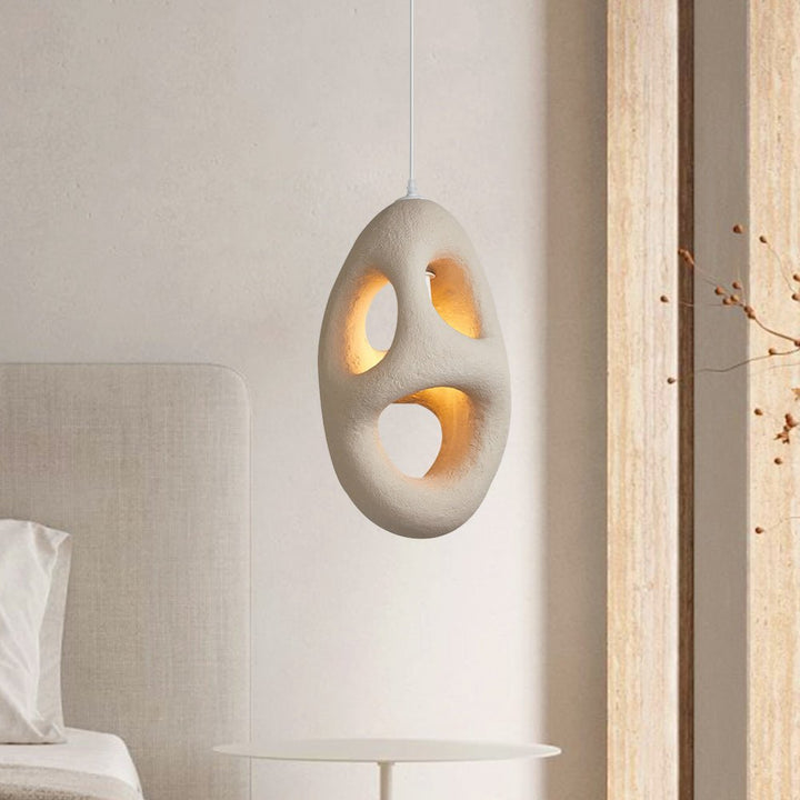 Lámpara colgante artesanal estilo Wabi Sabi. Poliestireno beige, diseño orgánico de cueva, toque japonés único.