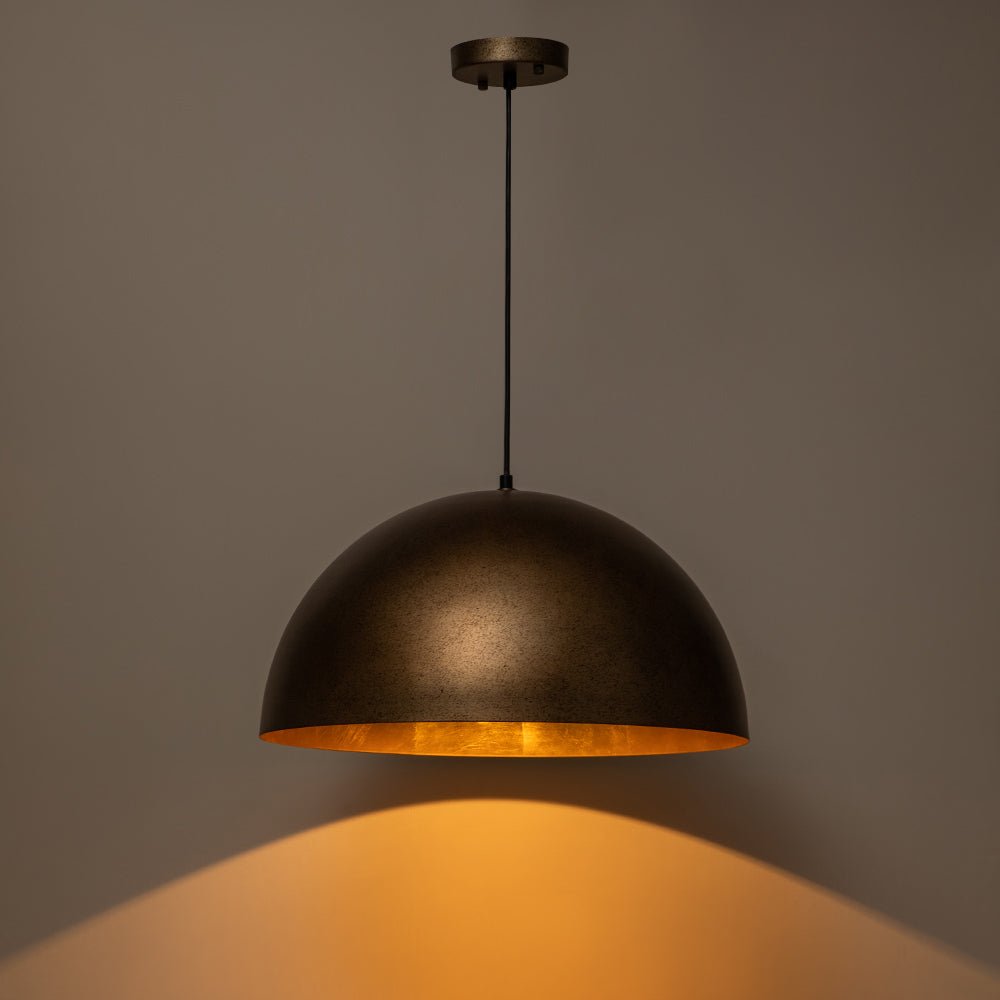 Lámpara de techo con cúpula industrial, acabado latón antiguo. Perfecta para isla de cocina.