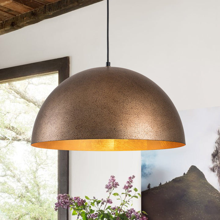 Lámpara colgante industrial de cúpula en latón antiguo, ideal para iluminación de isla de cocina.