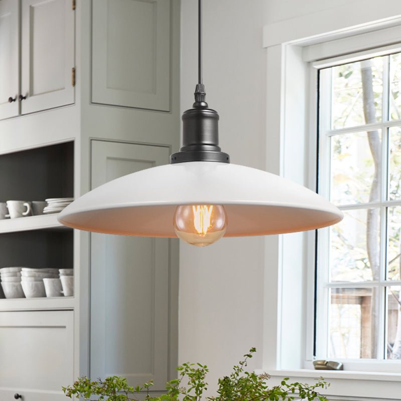Lámpara de techo colgante estilo finca, cono negro, ideal para iluminación de cocina o comedor.