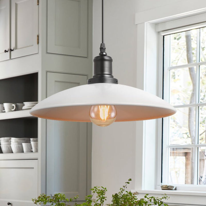 Lámpara de techo colgante estilo finca, cono negro, ideal para iluminación de cocina o comedor.