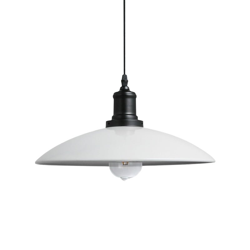 Lámpara colgante de una luz, diseño cónico industrial negro, ideal para cocina, barra o isla.