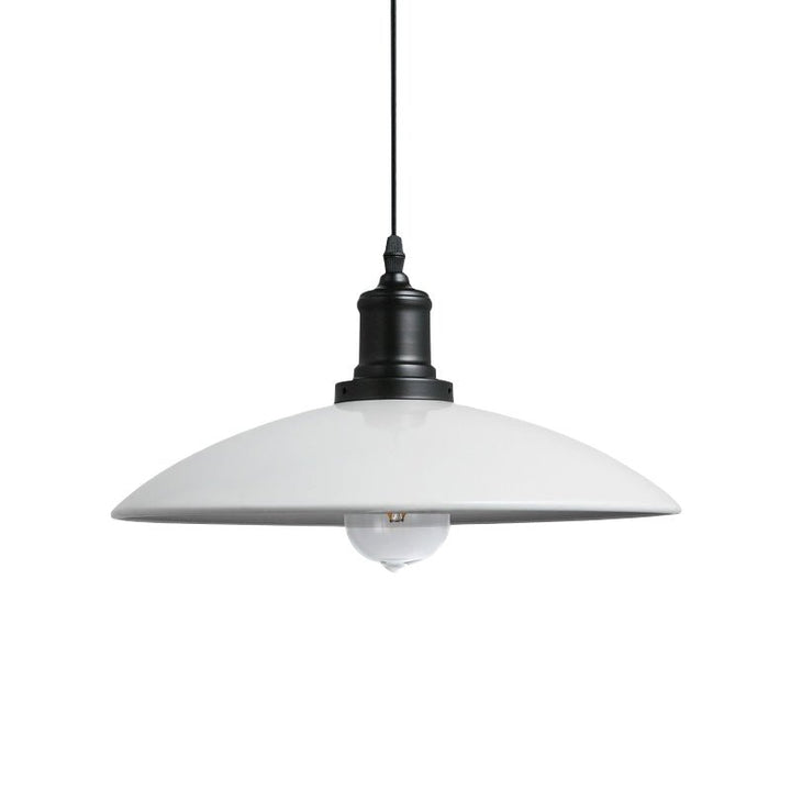 Lámpara colgante de una luz, diseño cónico industrial negro, ideal para cocina, barra o isla.