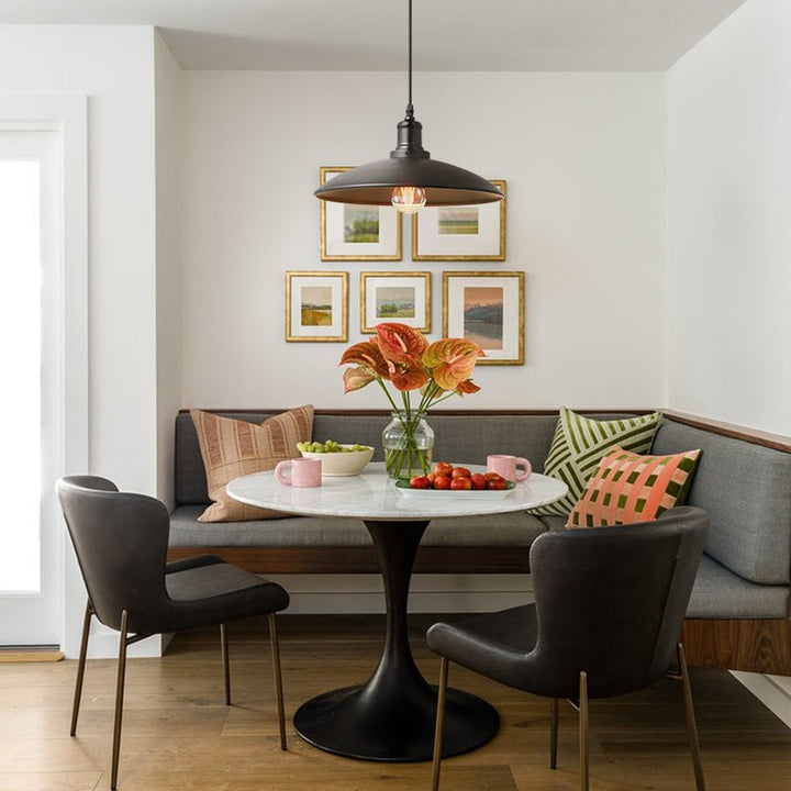 Lámpara colgante cónica negra, luz ajustable, perfecta para iluminación industrial en cocina o comedor.