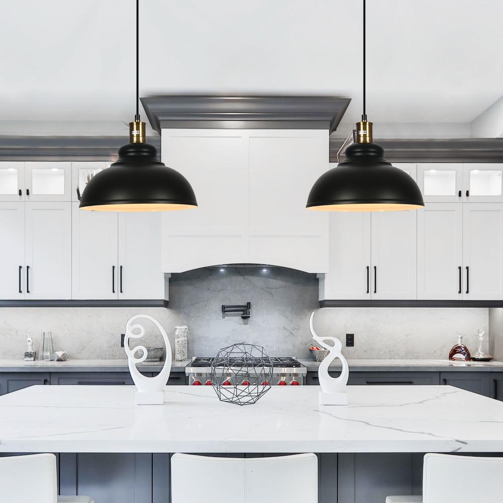 Iluminación moderna: lámpara colgante negra industrial, ideal para cocinas y comedores.