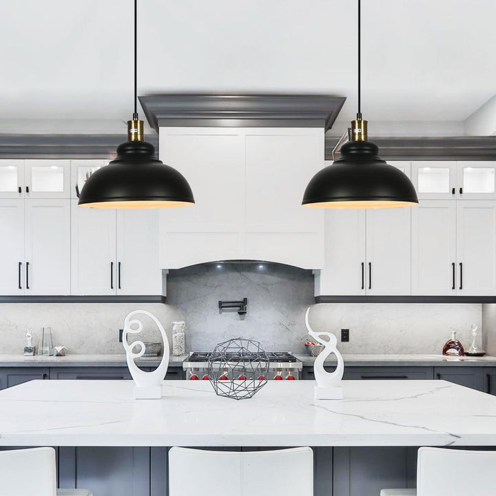 Iluminación moderna: lámpara colgante negra industrial, ideal para cocinas y comedores.