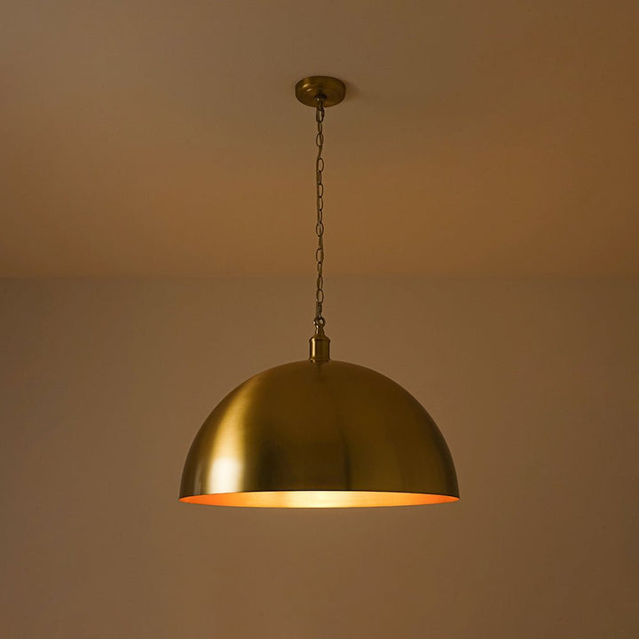 Lámpara de techo dorada, estilo industrial. Cúpula moderna para iluminación de hogar o granja.