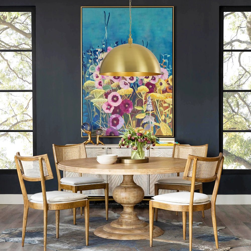 Elegante lámpara de techo industrial con cúpula dorada. Ideal para hogares y decoración moderna.