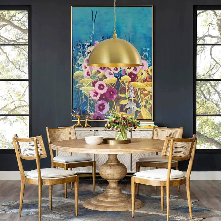 Elegante lámpara de techo industrial con cúpula dorada. Ideal para hogares y decoración moderna.