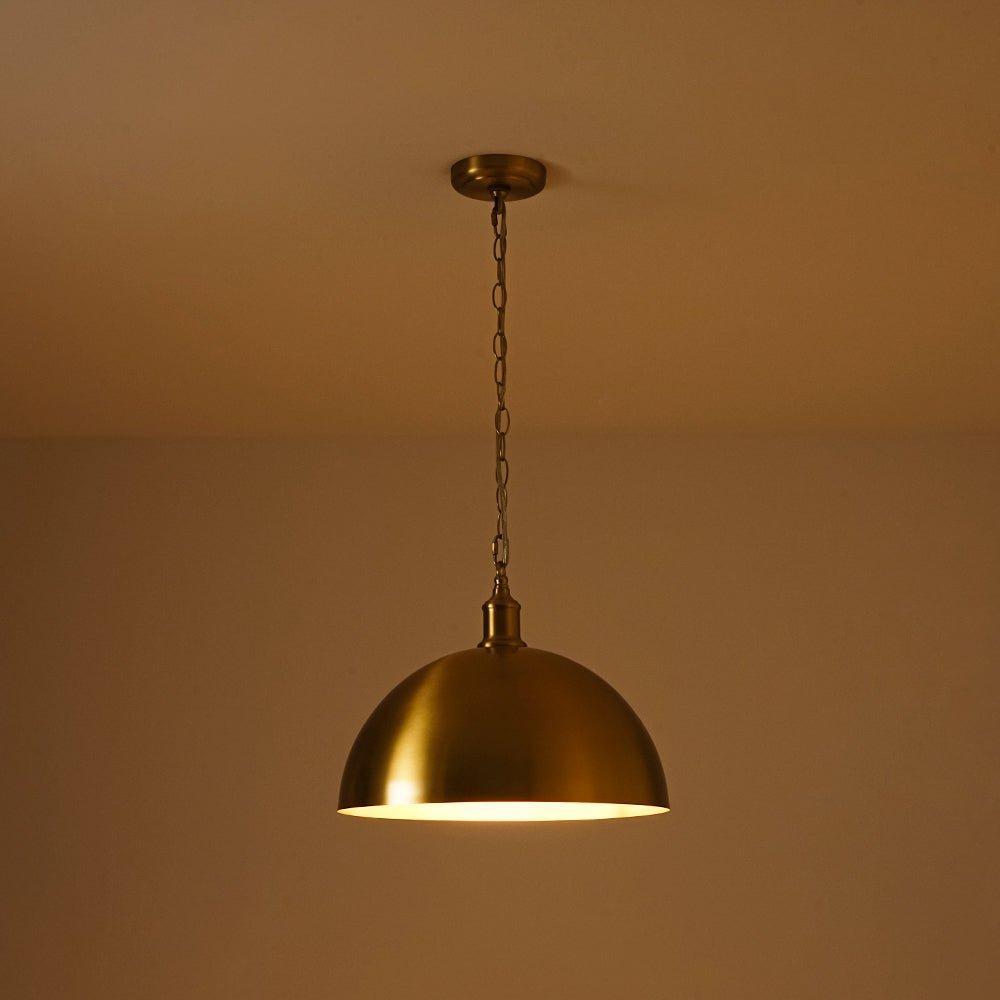 Detalle de lámpara colgante industrial con cúpula dorada. Ideal para techo y estilo granja moderna.