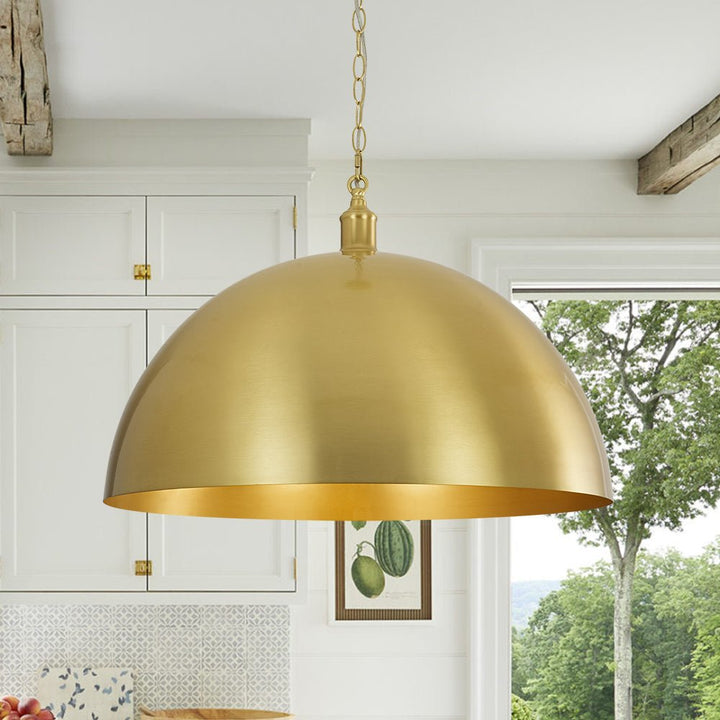 Lámpara colgante industrial de cúpula dorada. Perfecta para decoración y techo de hogar moderno.