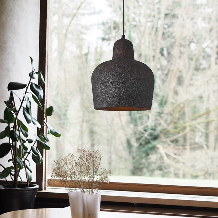 Lámpara colgante de metal negro estilo japonés vintage. Diseño de campana ideal para sala de estar.
