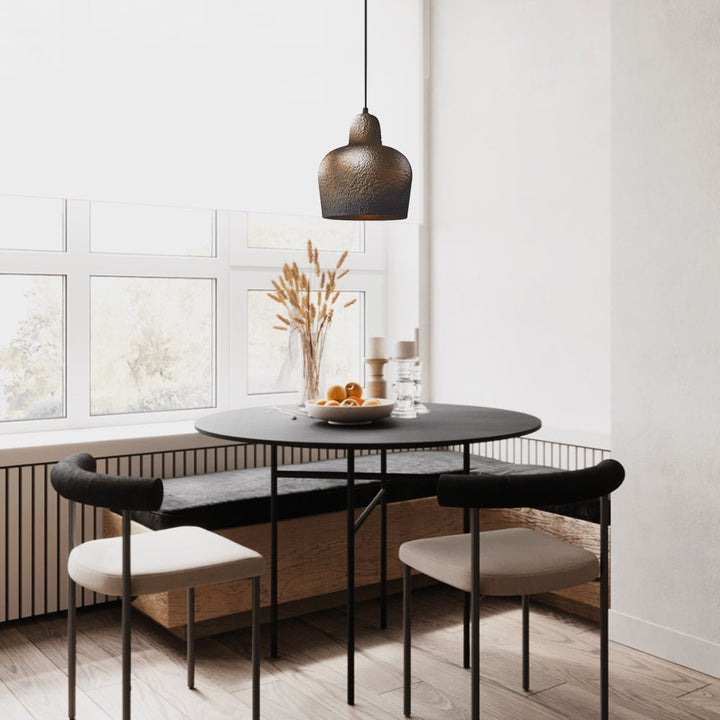 Elegante lámpara colgante estilo wabi sabi. Campana de metal oxidado, toque japonés para iluminación de comedor.
