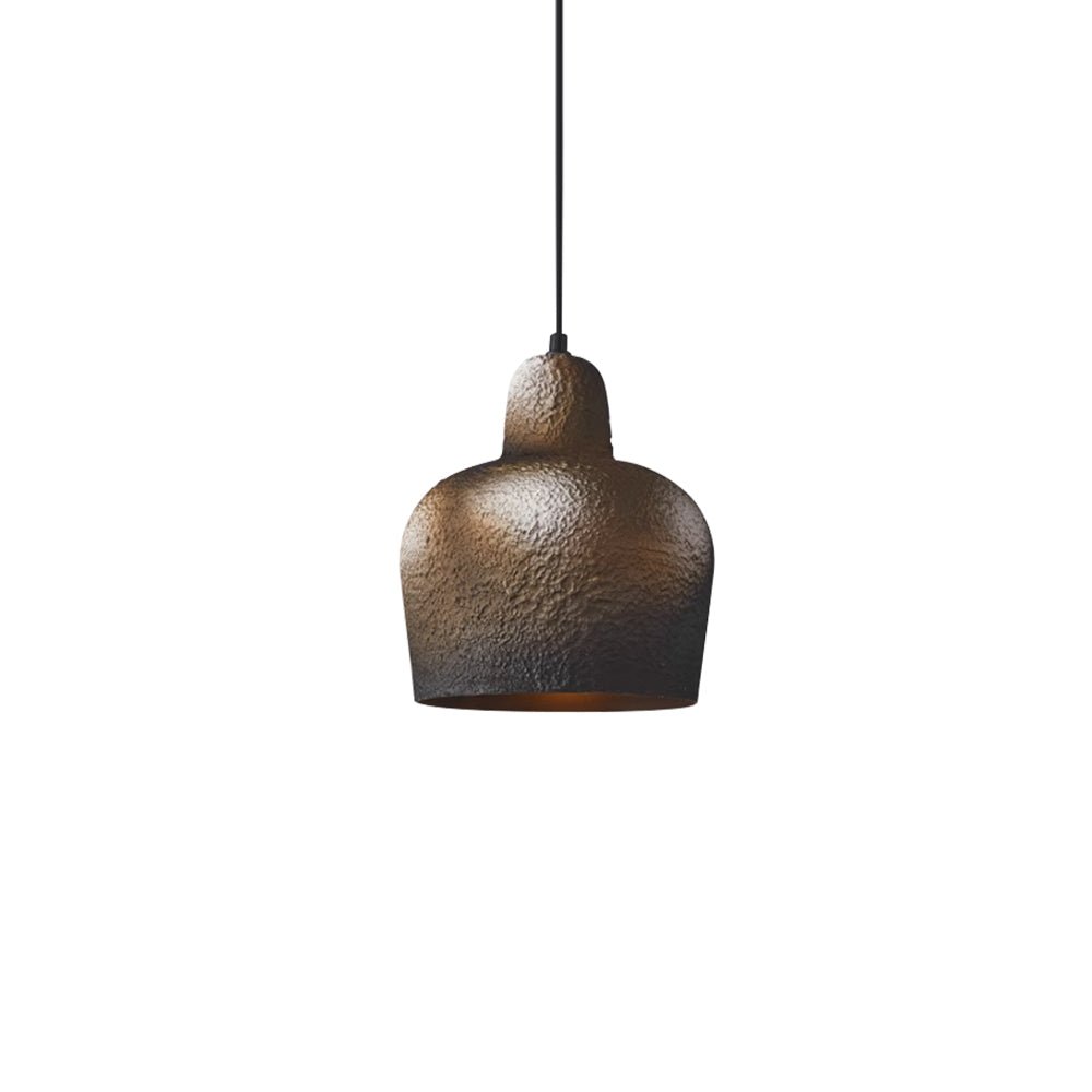 Lámpara colgante japonesa de campana. Metal oxidado, estilo wabi sabi, ideal para comedor, dormitorio o sala.