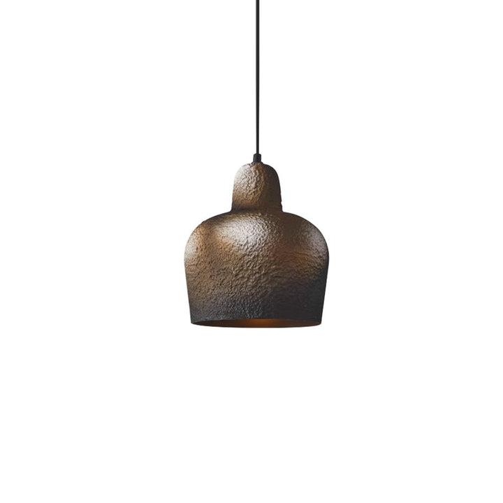 Lámpara colgante japonesa de campana. Metal oxidado, estilo wabi sabi, ideal para comedor, dormitorio o sala.