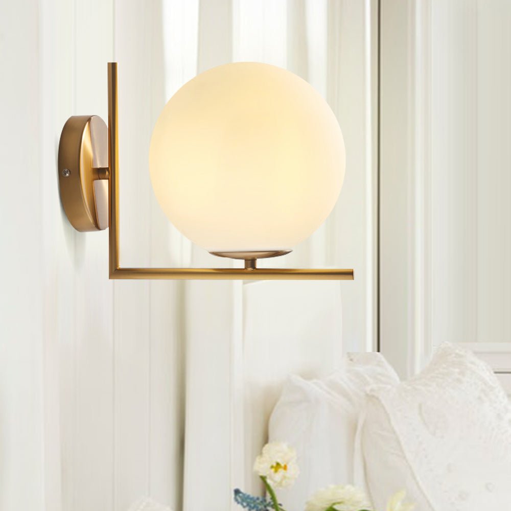 Aplique de pared moderno Mid-Century con globo de vidrio esmerilado y base de latón. Luz elegante para hogar.