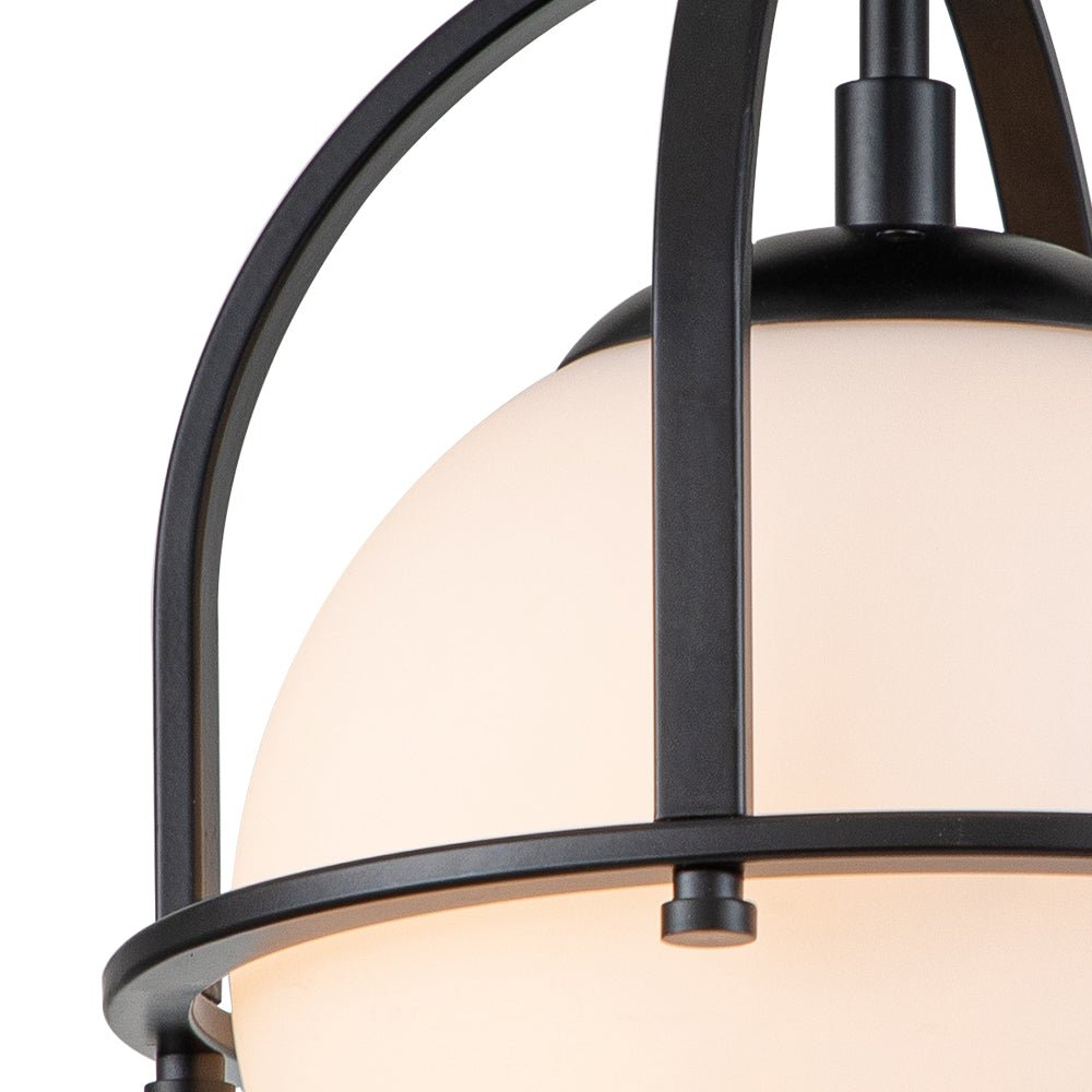 Iluminación para el hogar: lámpara de techo semi empotrada, globo de vidrio, con diseño mid-century distintivo.