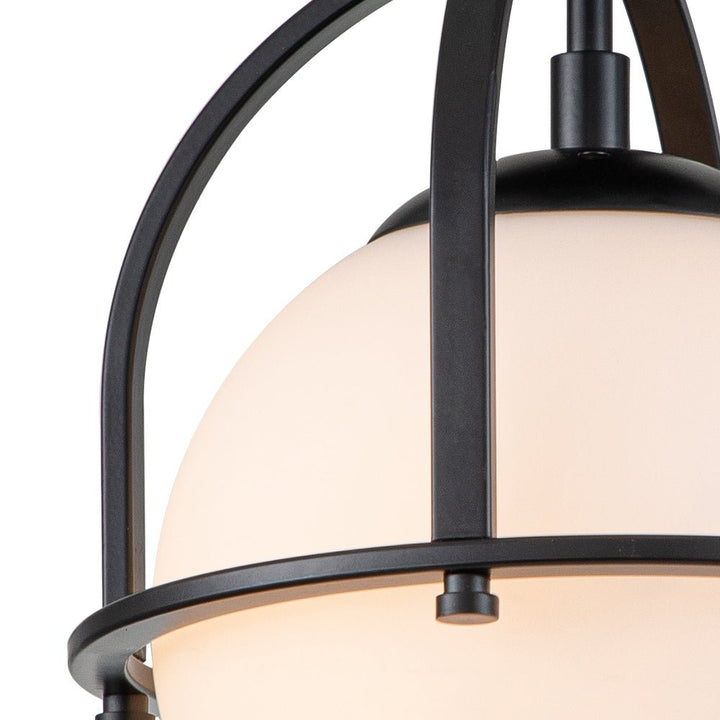 Iluminación para el hogar: lámpara de techo semi empotrada, globo de vidrio, con diseño mid-century distintivo.