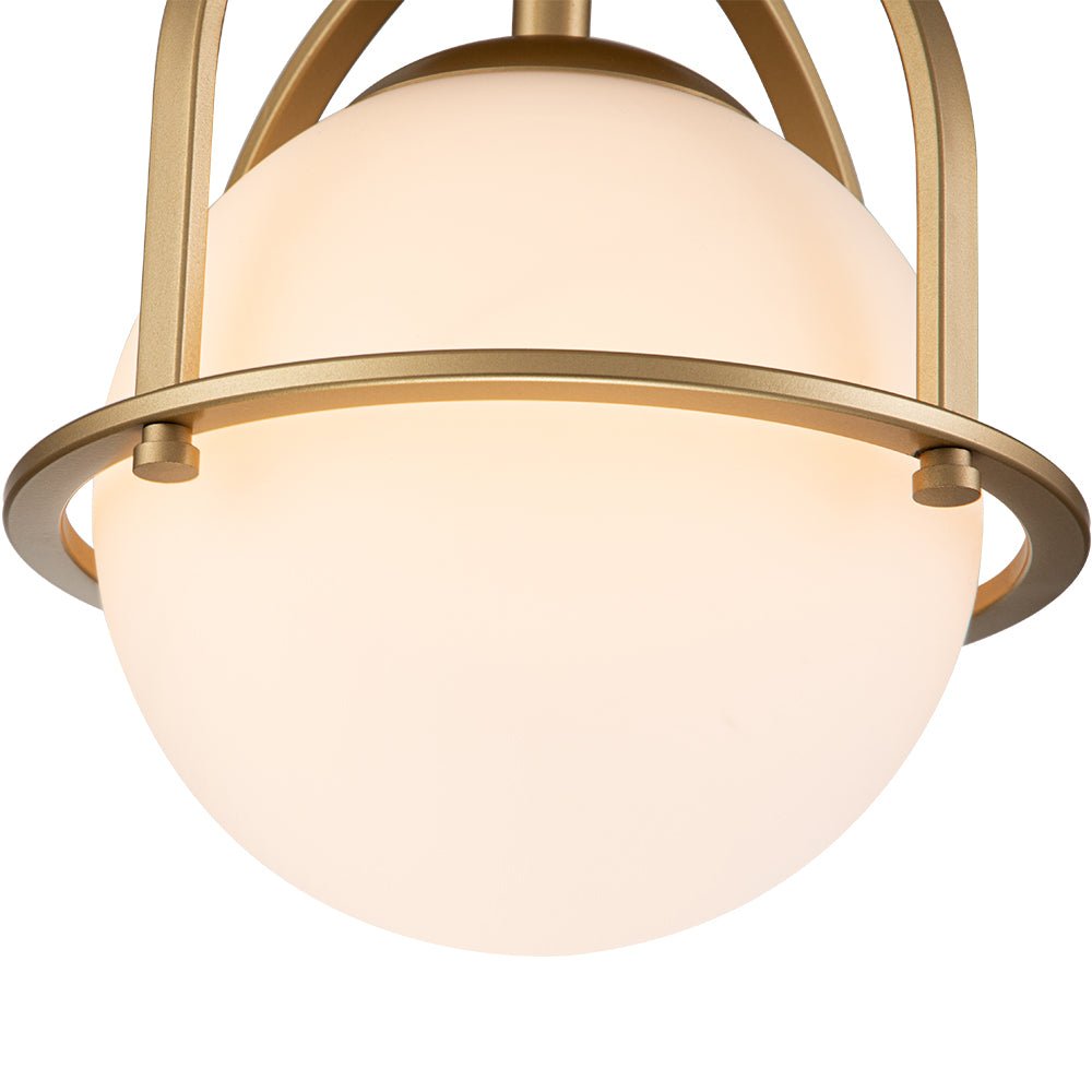 Elemento decorativo clave: lámpara de techo semi empotrada con globo de vidrio, estilo mid-century auténtico.