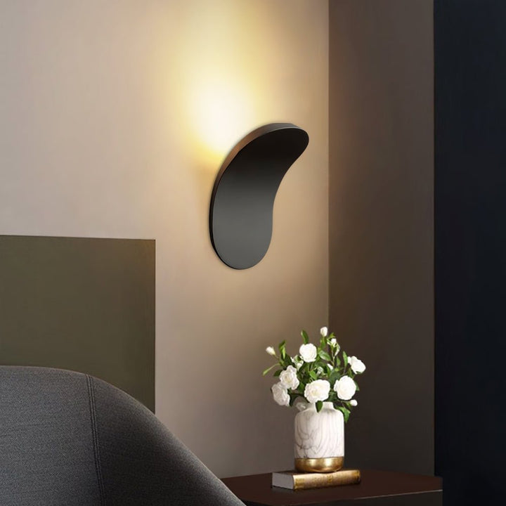 Aplique de pared LED con diseño curvo, perfecto para decoración de hogar contemporánea.