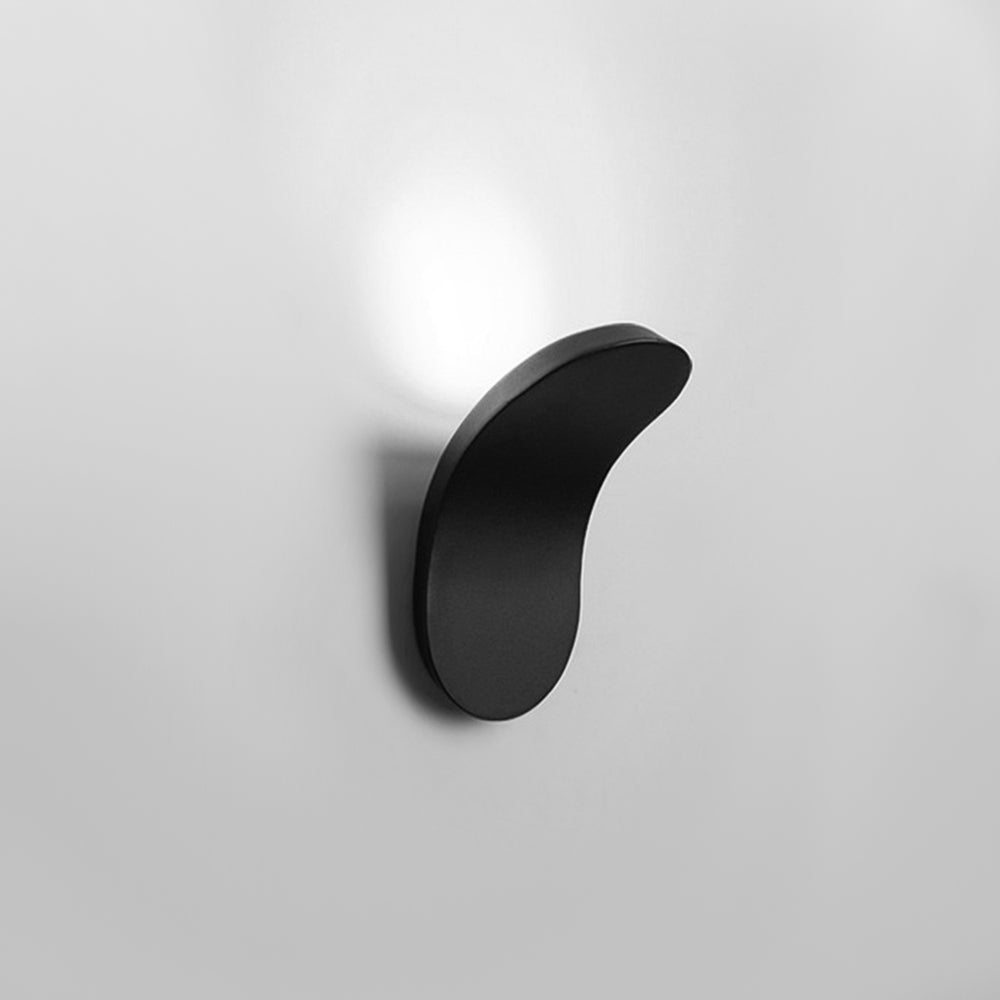 Aplique de pared LED curvo minimalista, luz cálida para salón o dormitorio moderno.