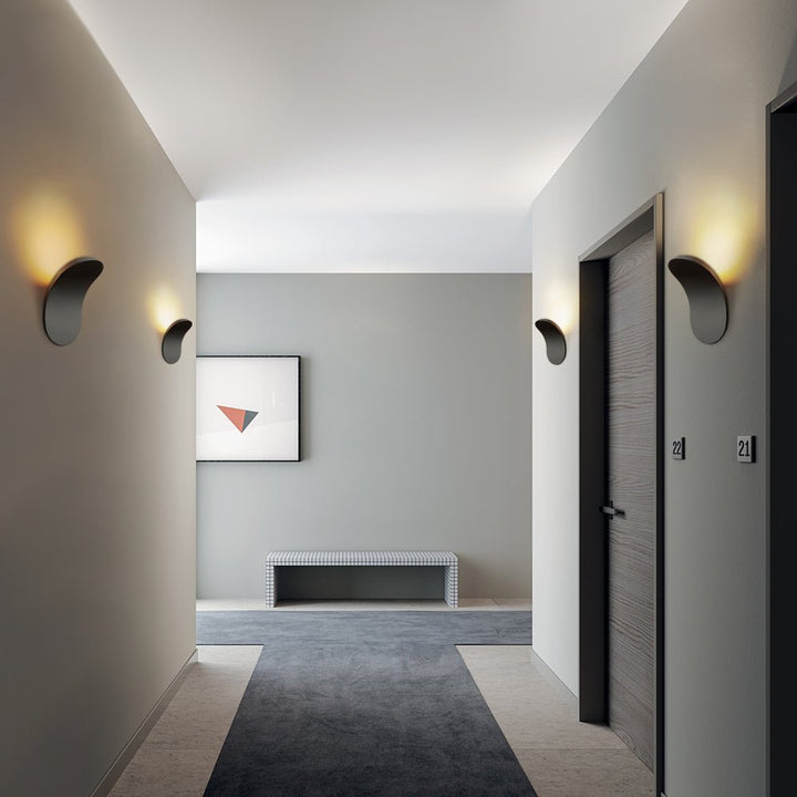 Iluminación LED interior, aplique de pared minimalista para pasillos o ambientes acogedores.