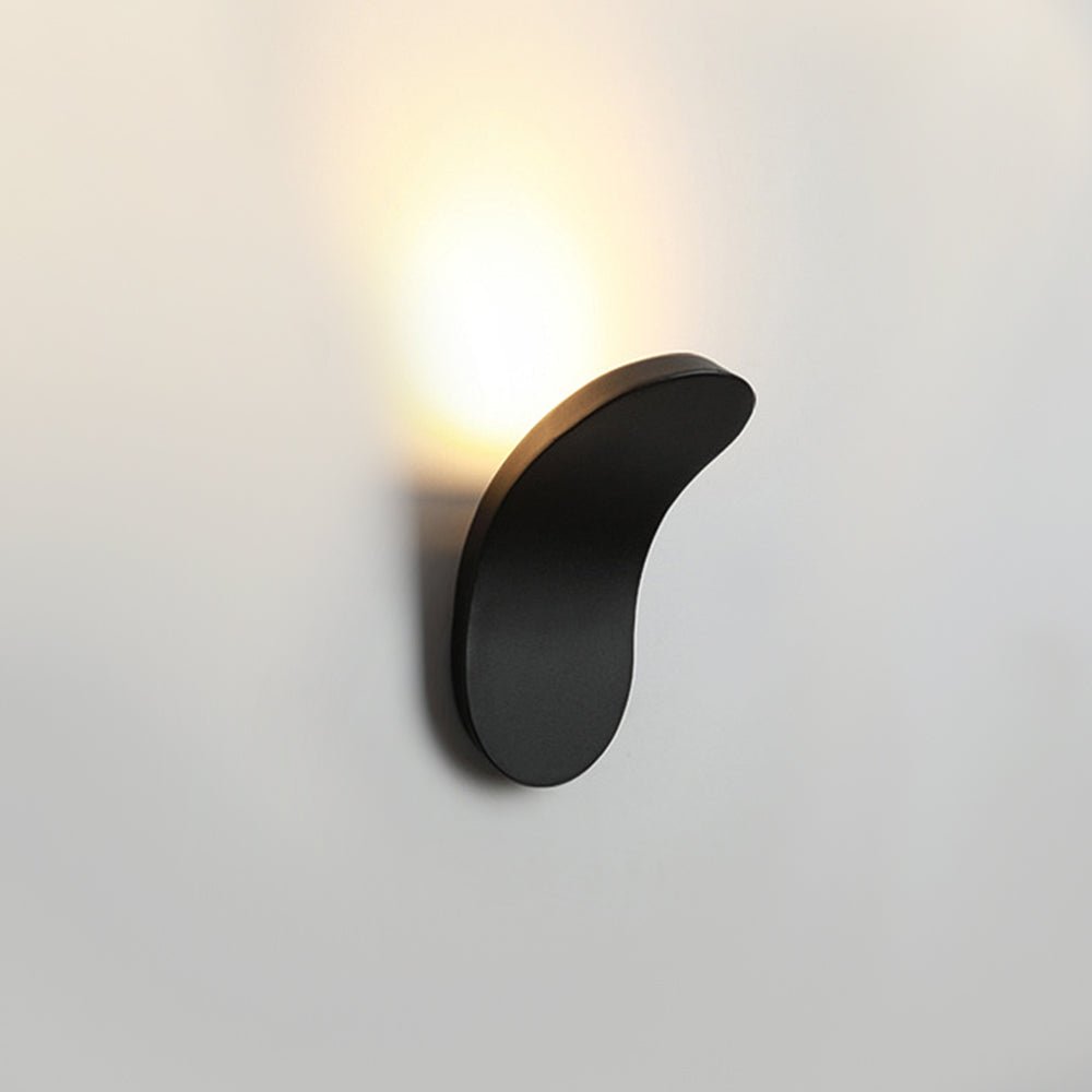 Aplique LED curvado para pared, estilo minimalista en acabado blanco ideal para cualquier espacio.
