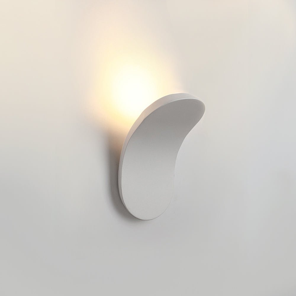 Aplique de diseño moderno curvo, iluminación LED versátil para decoración interior elegante.