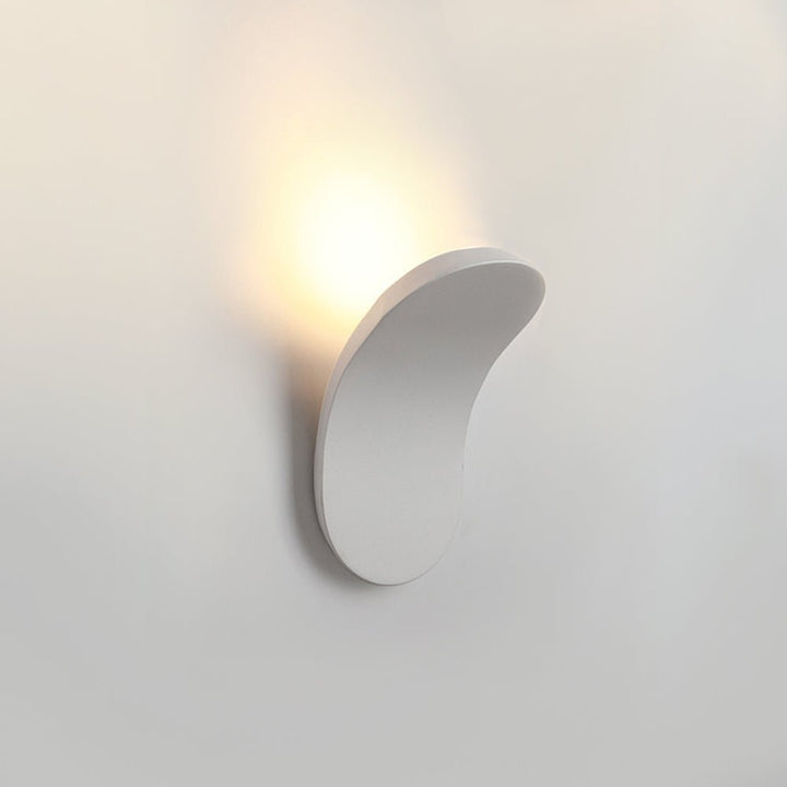 Aplique de diseño moderno curvo, iluminación LED versátil para decoración interior elegante.