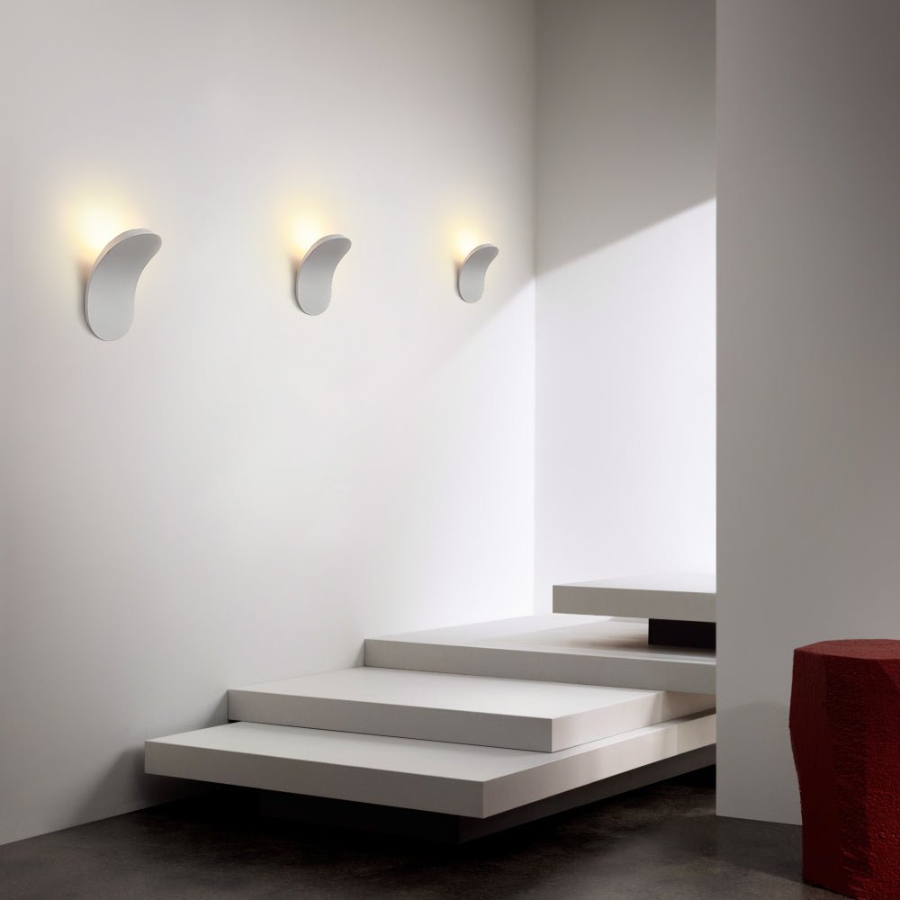Diseño moderno de aplique LED para iluminación interior eficiente y ahorro de energía.