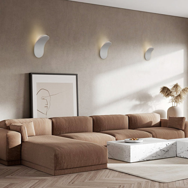 Aplique de pared LED curvo, luz ambiental para dormitorios y salones de diseño moderno.