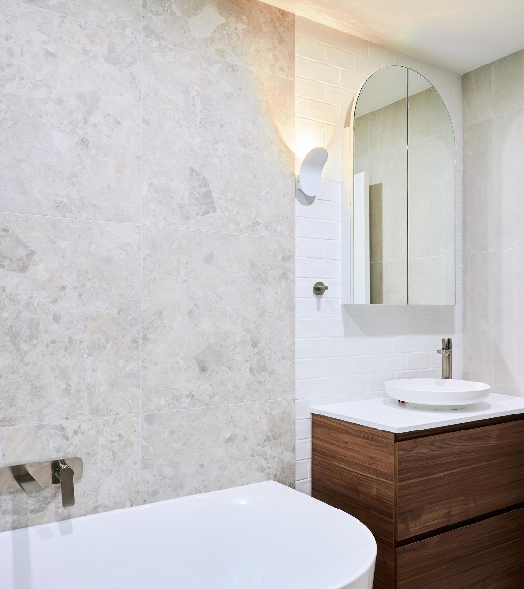 Lámpara de pared LED minimalista curvada, ideal como luz de cabecera para dormitorios.