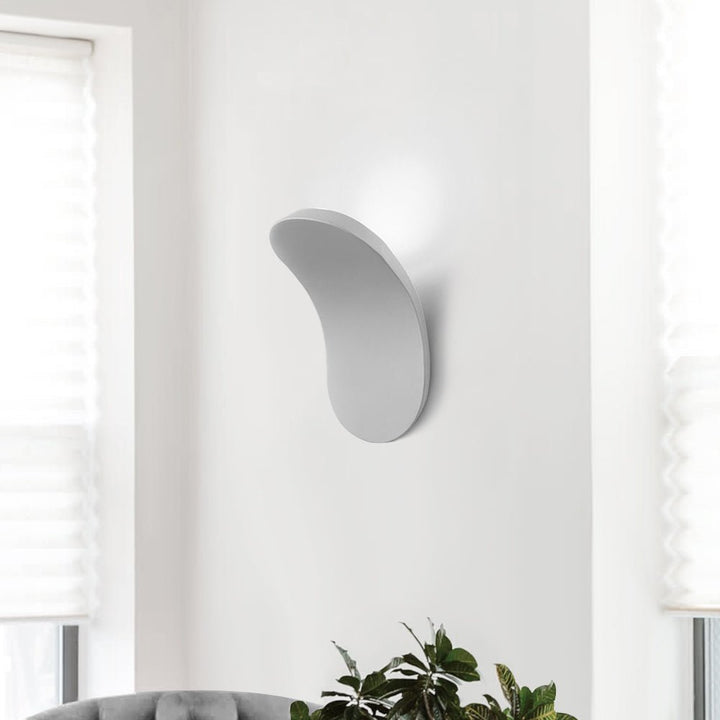 Aplique de pared LED curvado, estilo moderno que crea una atmósfera luminosa y sofisticada.