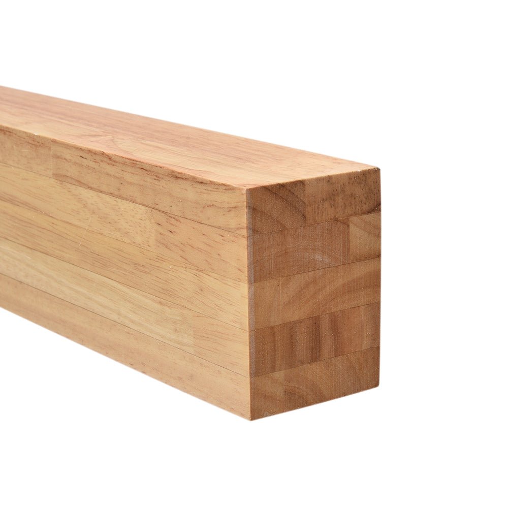 Lámpara de techo LED lineal en madera, brillo regulable, estética minimalista.