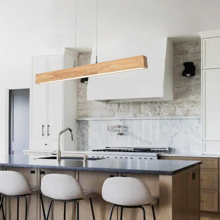 Lámpara de techo LED lineal, madera clara, regulable, ideal para comedor moderno.
