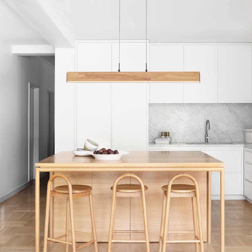 Lámpara colgante LED de madera lineal, regulable, perfecta para ambientes minimalistas.