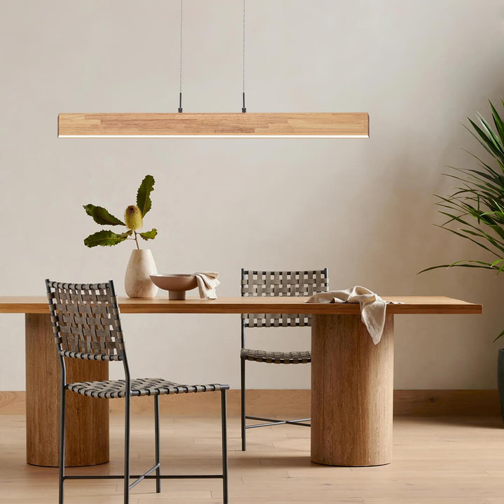 Iluminación colgante LED lineal de madera, estilo minimalista y regulable.