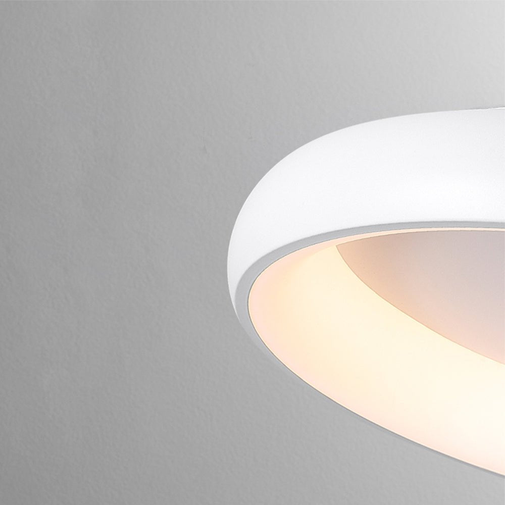 Plafón LED redondo blanco minimalista. Detalle de su diseño moderno y elegante para iluminación de techo.