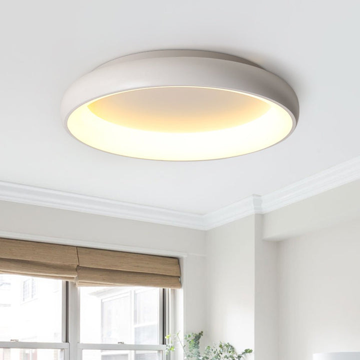 Plafón LED redondo minimalista blanco para techo. Iluminación interior moderna y eficiente.