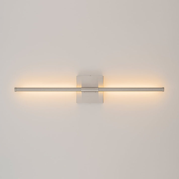 Iluminación LED lineal de pared con dosel, ideal para pasillos y entradas luminosas.
