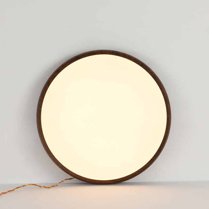 Luz de techo LED redonda con detalle de nogal, diseño nórdico para interiores modernos.