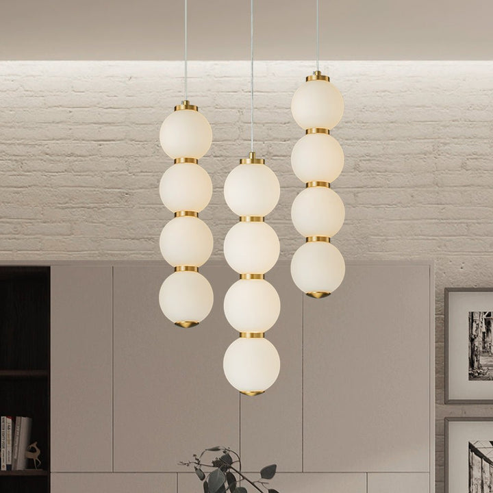 Lámpara colgante LED ábaco moderna con 4 luces y perlas de vidrio, ideal para comedor.