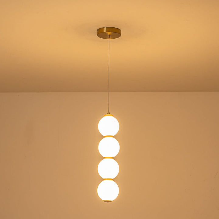 Elegante lámpara colgante LED de latón y vidrio con 4 luces y perlas, para decoración contemporánea.
