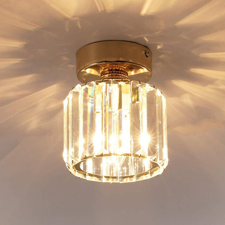 Lámpara semi empotrada de techo, diseño mini con cristal. Aporta un toque moderno y elegante a cocinas y pasillos.