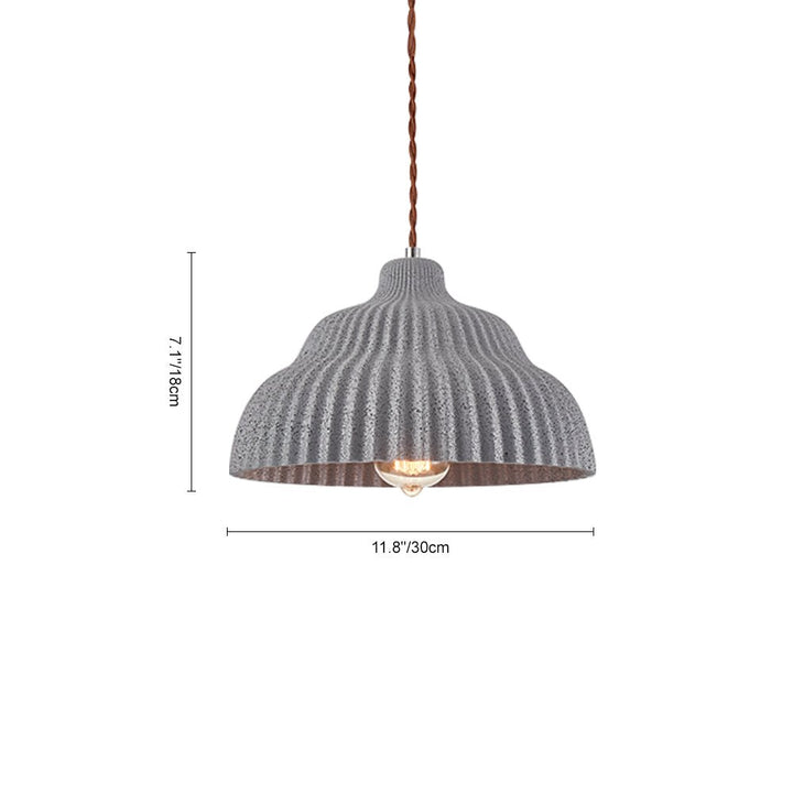 Luminaria colgante moderna plisada en naranja. Ideal para isla de cocina. Diseño Japandi contemporáneo.