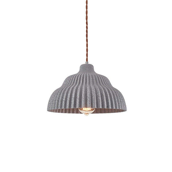 Vista de lámpara colgante plisada de 1 luz. Luminaria ideal para el diseño interior de una isla de cocina.