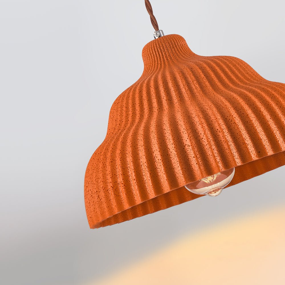 Iluminación moderna regulable con lámpara colgante plisada. Crea un ambiente acogedor en tu cocina.